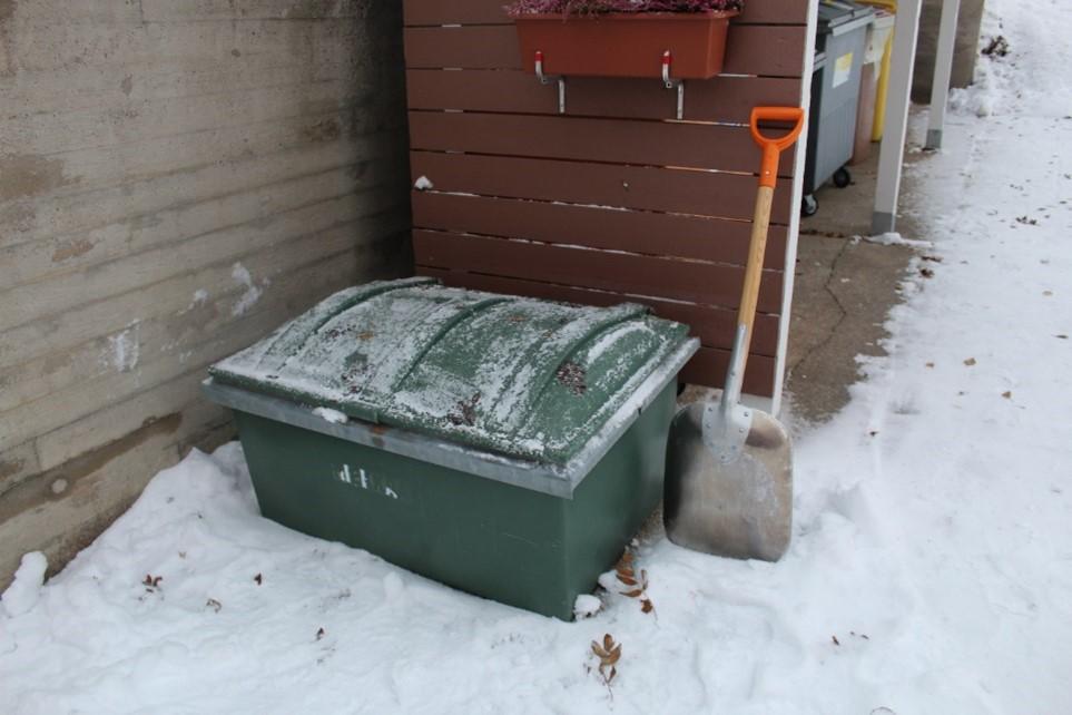Taloyhtiön pihan hiekoitus - Näin varastoit hiekan pihalla Hiekoitusmateriaali on paras varastoida kuivaan ja tiiviiseen tilaan, kuten kuvassa näkyvään hiekoituslaatikkoon. Taloyhtiön pihan hiekoitus hoituu helposti, kun hiekkaa on lähellä ja aina saatavilla hiekoituslaatikossa.