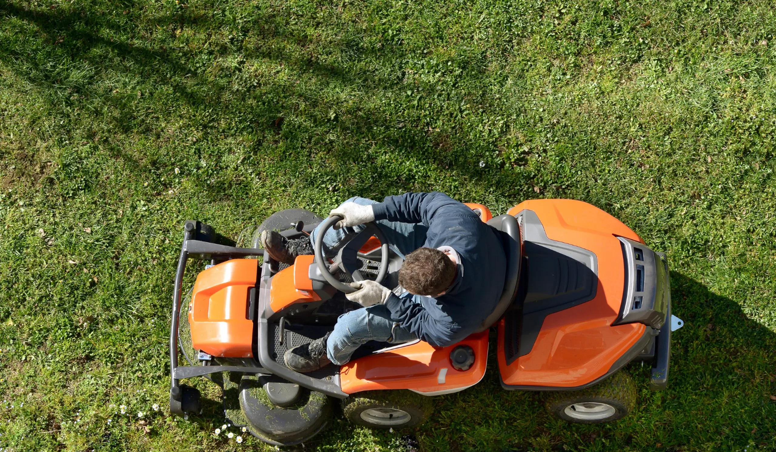 Etsitkö nurmikon leikkaajaa {{CITY_NAME_ELA}}? Numikon leikkaajat varmistavat, että pihasi nurmialueet leikataan oikein ja ne pysyvät elinvoimaisena.
