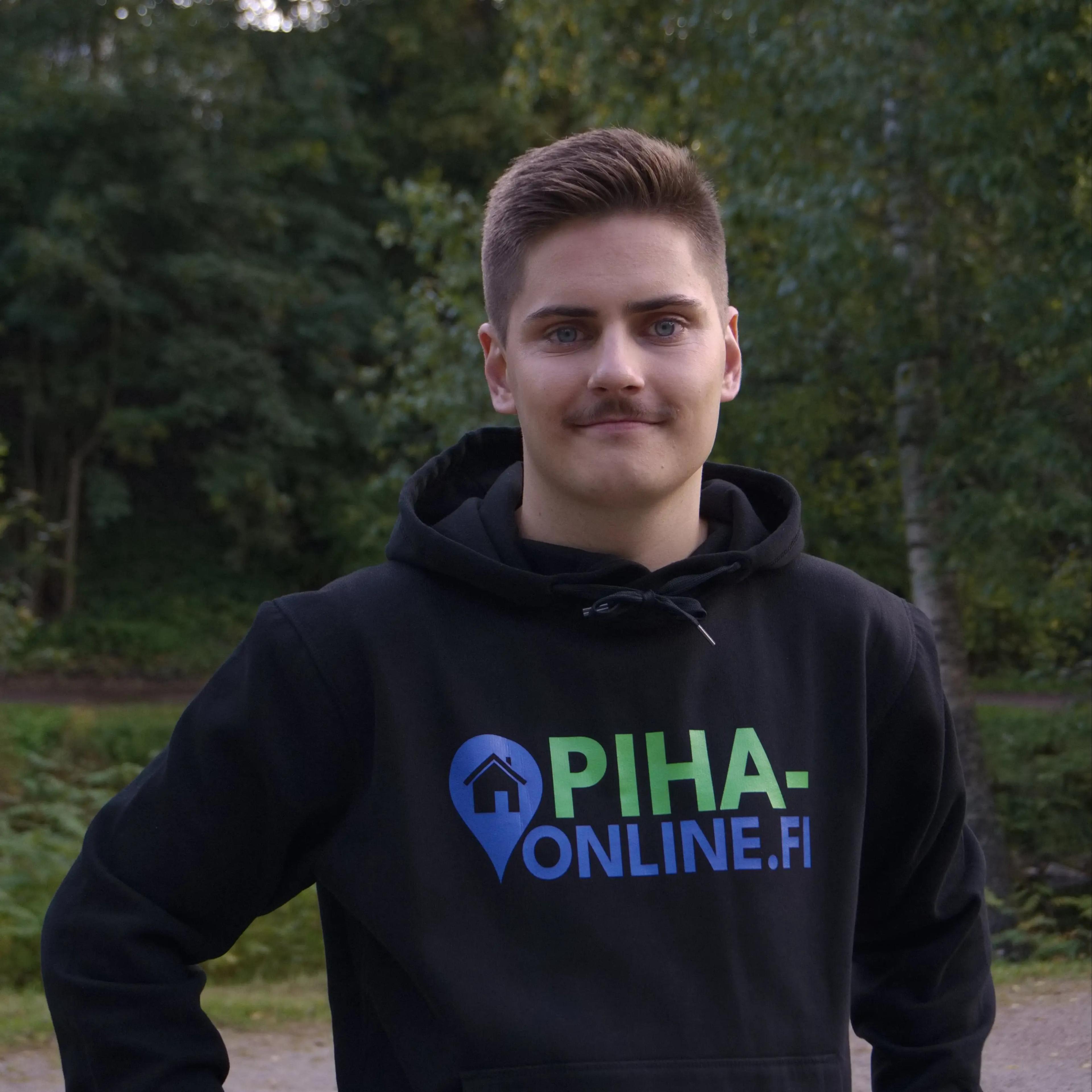 Piha-Onlinen perustaja Roope Kauravaara Kuvassa on Roope Kauravaara, Piha-Onlinen perustaja ja yrittäjä.