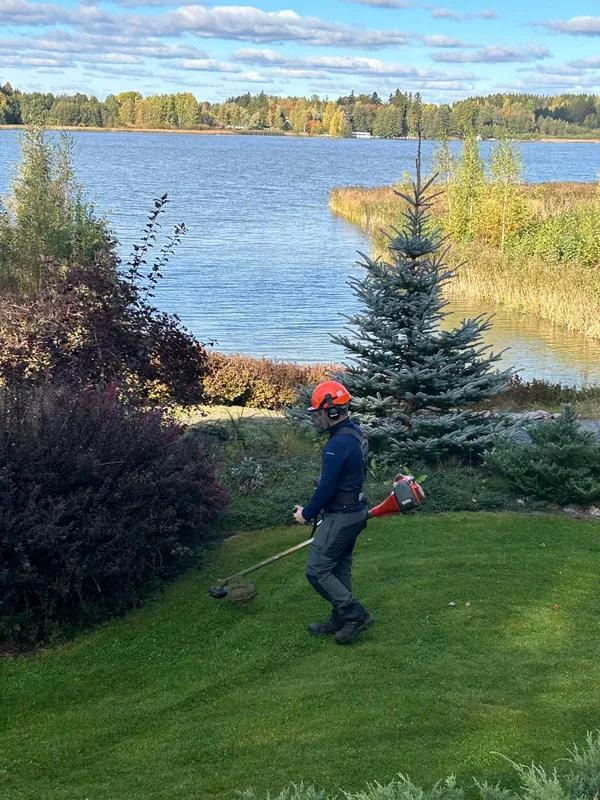Puutarhuri töissä Juuassa Kun pihatyöt hoitaa paikallinen puutarhuri Juuassa, lopputuloksena on kaunis, elinvoimainen ja huolellisesti hoidettu piha.
