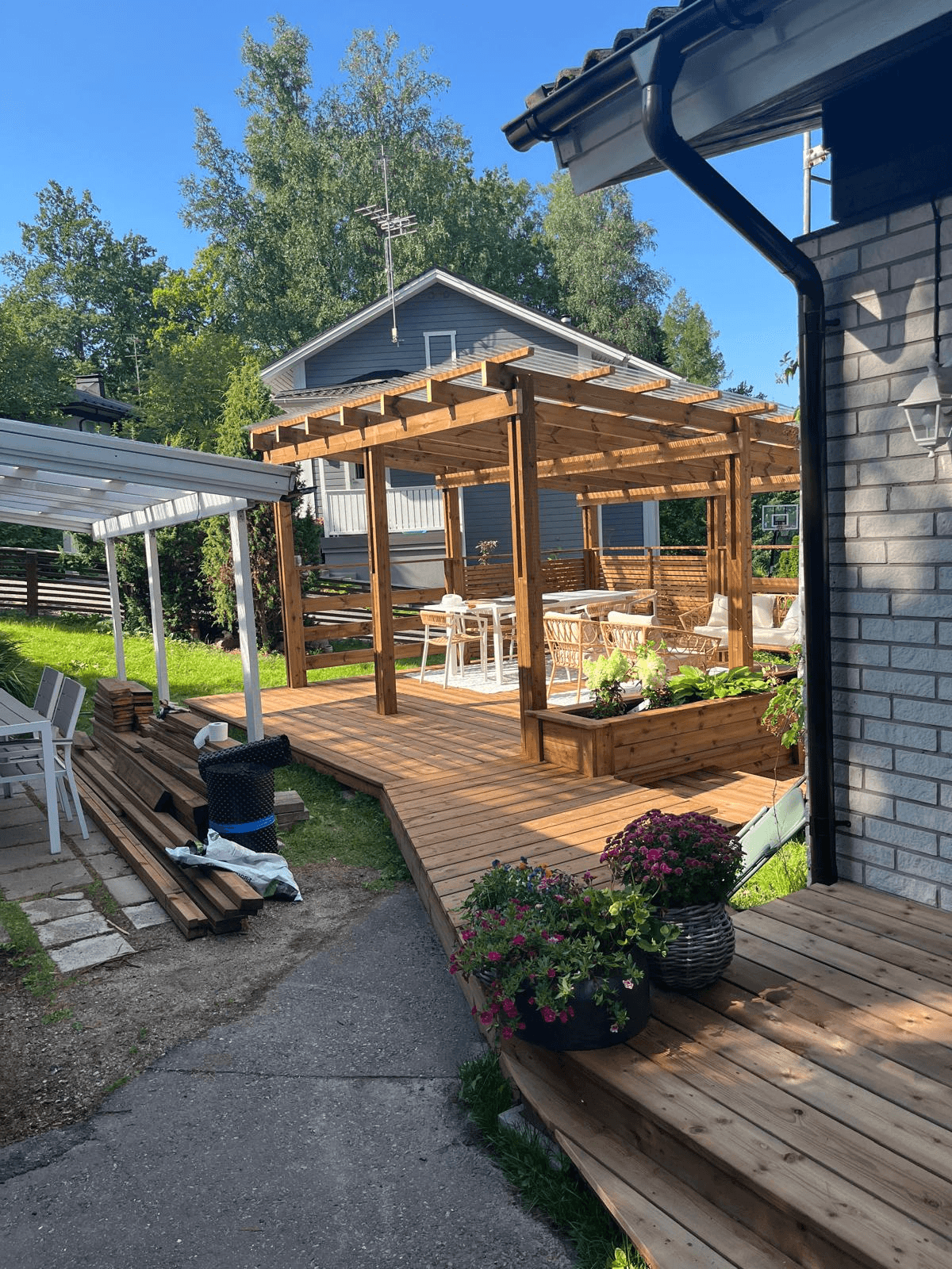 Etsitkö ammattitaitoista terassikatoksen rakentajaa Oulussa? Oulun paikalliset palveluntarjoajat varmistavat, että terassikatoksesta saadaan kaunis ja jämäkkä.