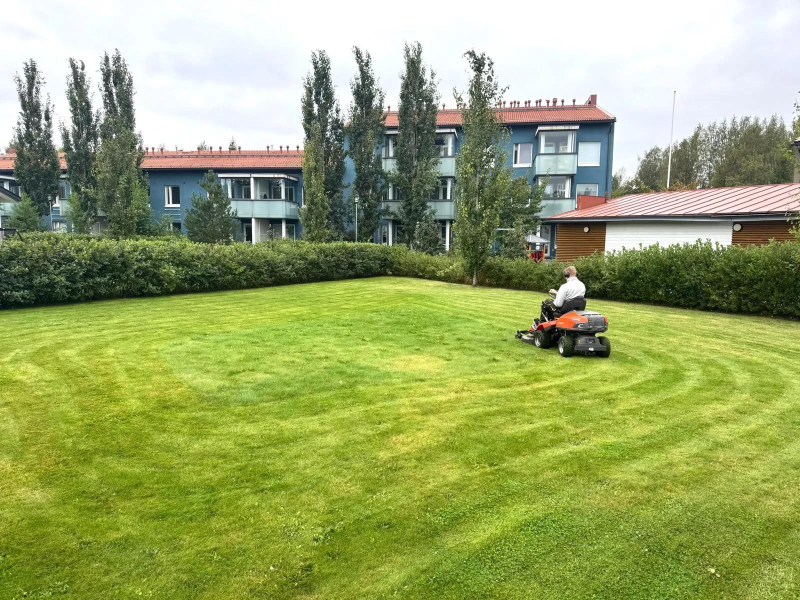 Etsitkö nurmikon leikkaajaa {{CITY_NAME_ELA}}? Nurmikon leikkaaja varmistaa, että nurmikon leikkaus tehdään oikeaoppisesti ja nurmikko pysyy elinvoimaisena.