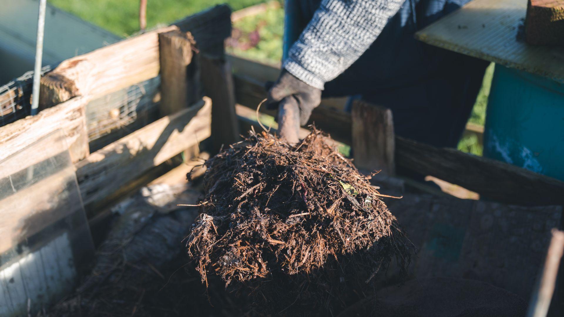 Selaa paikallisia yrityksiä ja pyydä tarjous säännöllisestä kompostin kääntämisestä alueella Helsinki.