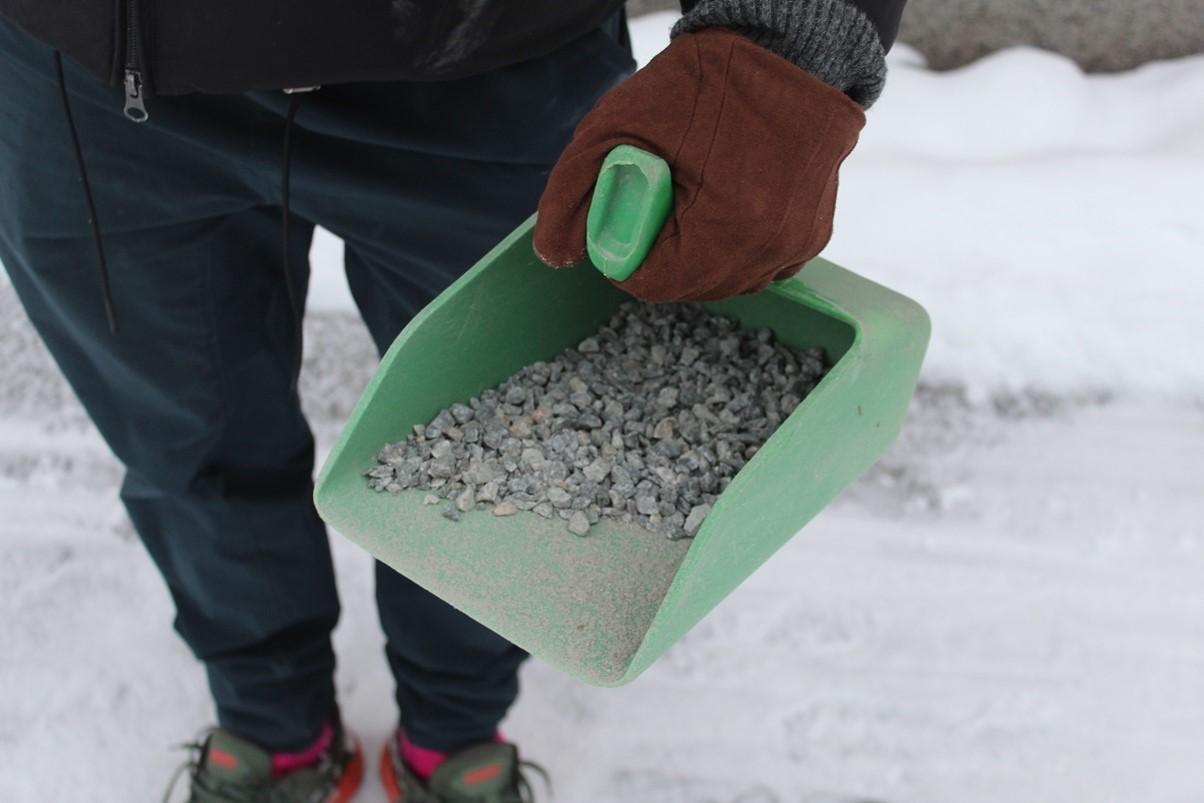 Omakotitalon pihan hiekoitus Kuvassa näkyvä sirotin sopii erinomaisesti esimerkiksi omakotitalon pihan hiekoitukseen.