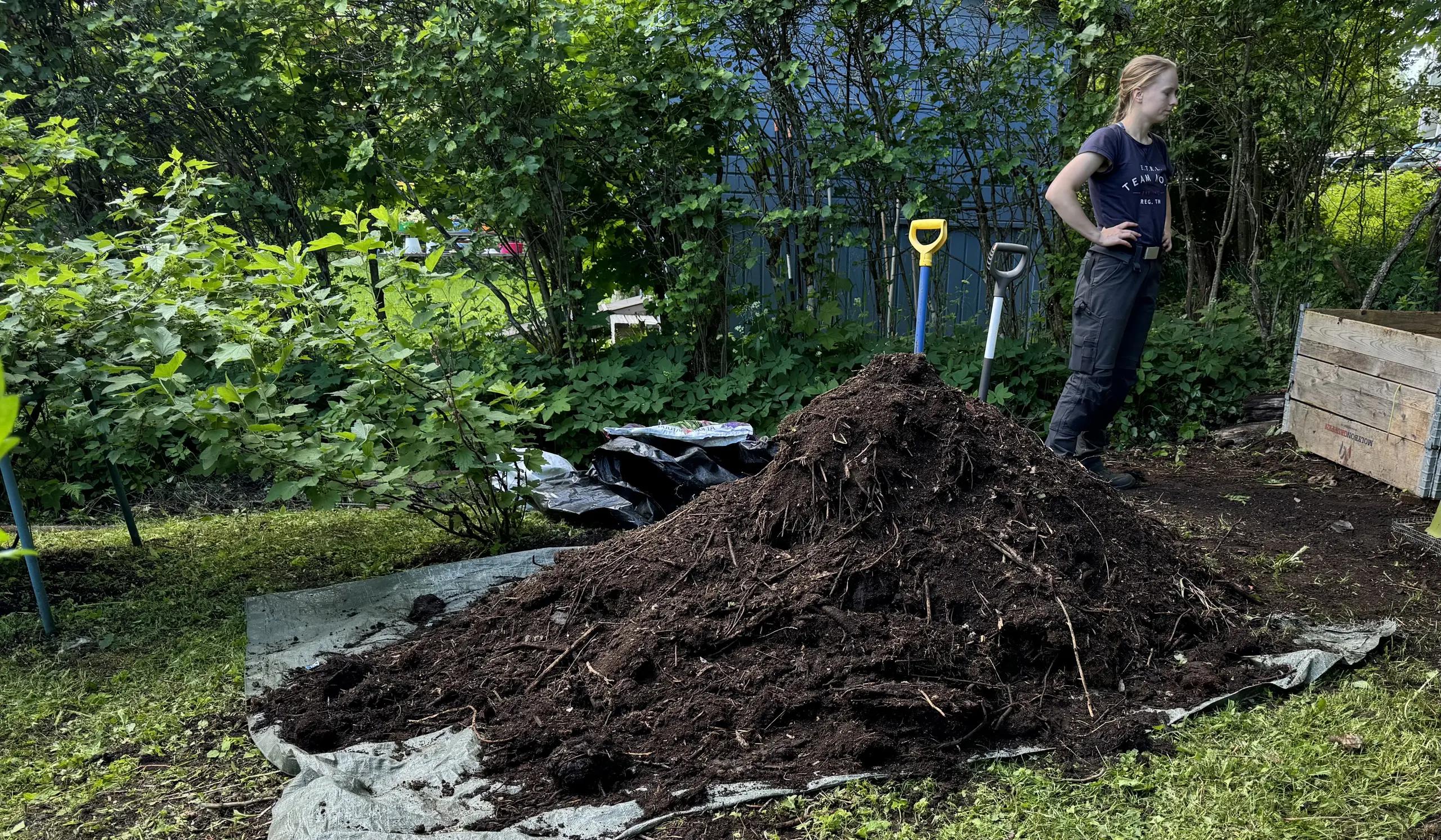 Etsitkö kompostin tyhjentäjää {{CITY_NAME_ELA}}? {{CITY_NAME_GEN} paikalliset palveluntarjoajat varmistavat, että konposti tyhjennetään oikein ja se tuottaa jatkossakin käyttökelpoista multaa.