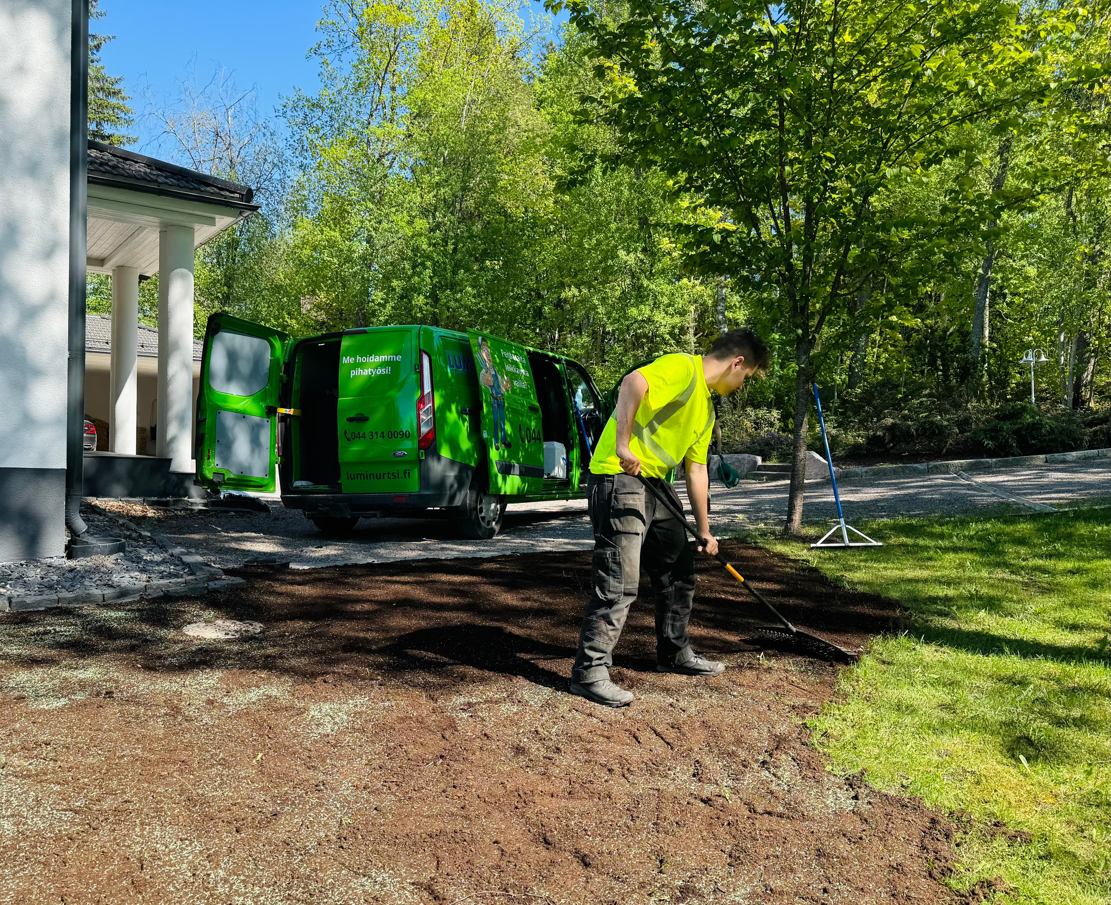 Etsitkö yritystä nurmikon perustamiseen Helsingistä? Helsingin paikalliset palveluntarjoajat varmistavat, että nurmikostasi saadaan kaunis ja hyvinvoiva.