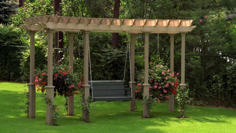 Pergola puutarhassa Utsjoella Pergola lisää pihan viihtyisyyttä, toimivuutta ja jopa kiinteistön arvoa, sillä se tekee pihasta houkuttelevamman ja monikäyttöisemmän Utsjoella.