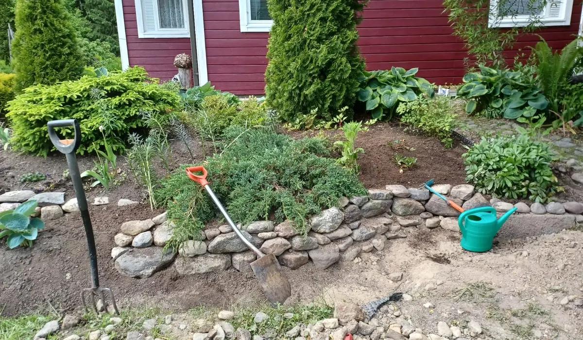 Kukkapenkin perustaminen Pyhtää Etsitkö ammattitaitoista kukkapenkin perustajaa Pyhtäältä? Piha-Onlinesta löytyvät Pyhtään paikalliset kukkapenkkien perustajat varmistavat, että uudesta kukkapenkistä tulee kestävä ja kaunis.