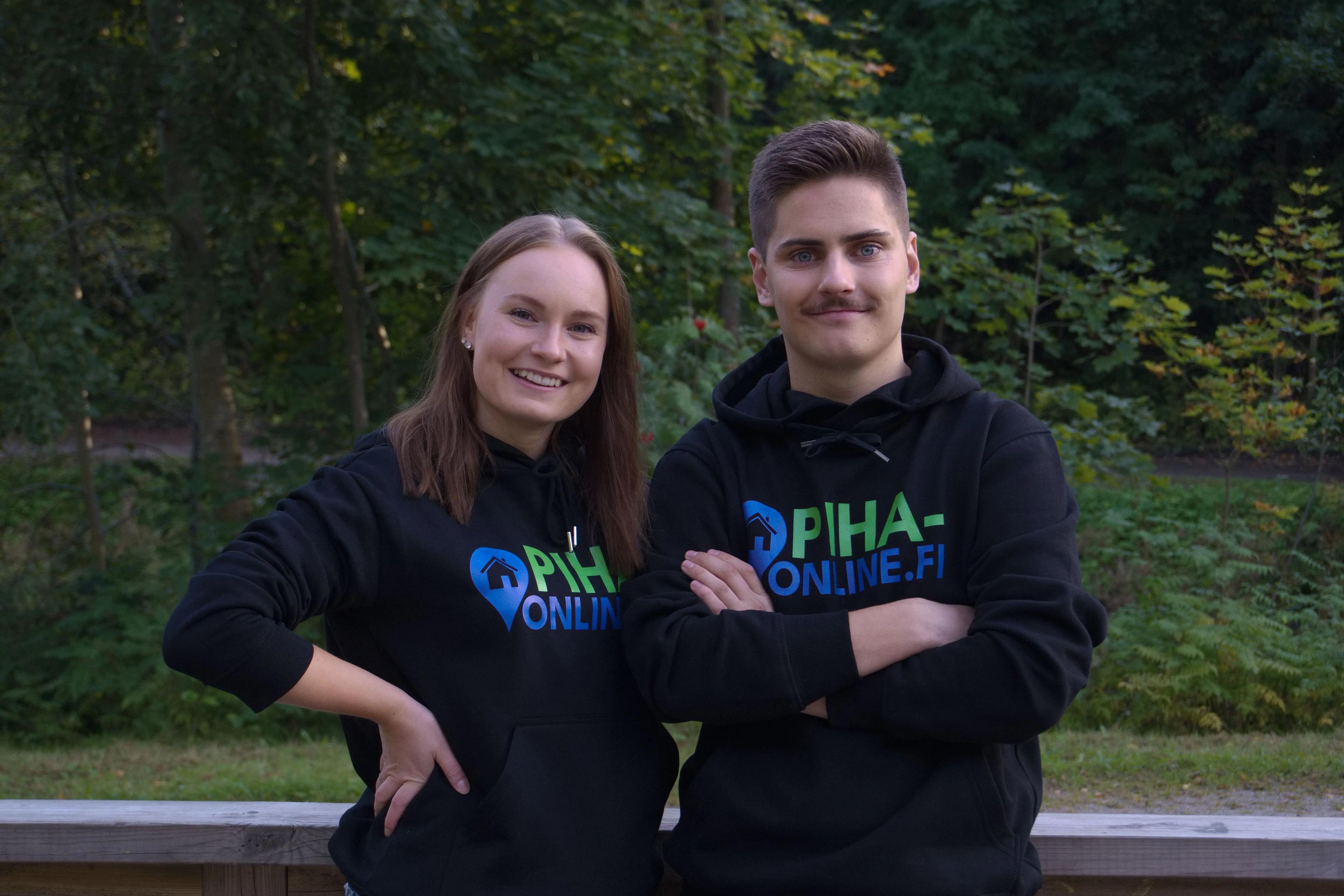 Kuvassa ovat Piha-Onlinen yrittäjät Roope Kauravaara ja Ella Yli-Hongisto. He vastaavat Piha-Onlinen asiakaspalvelusta.