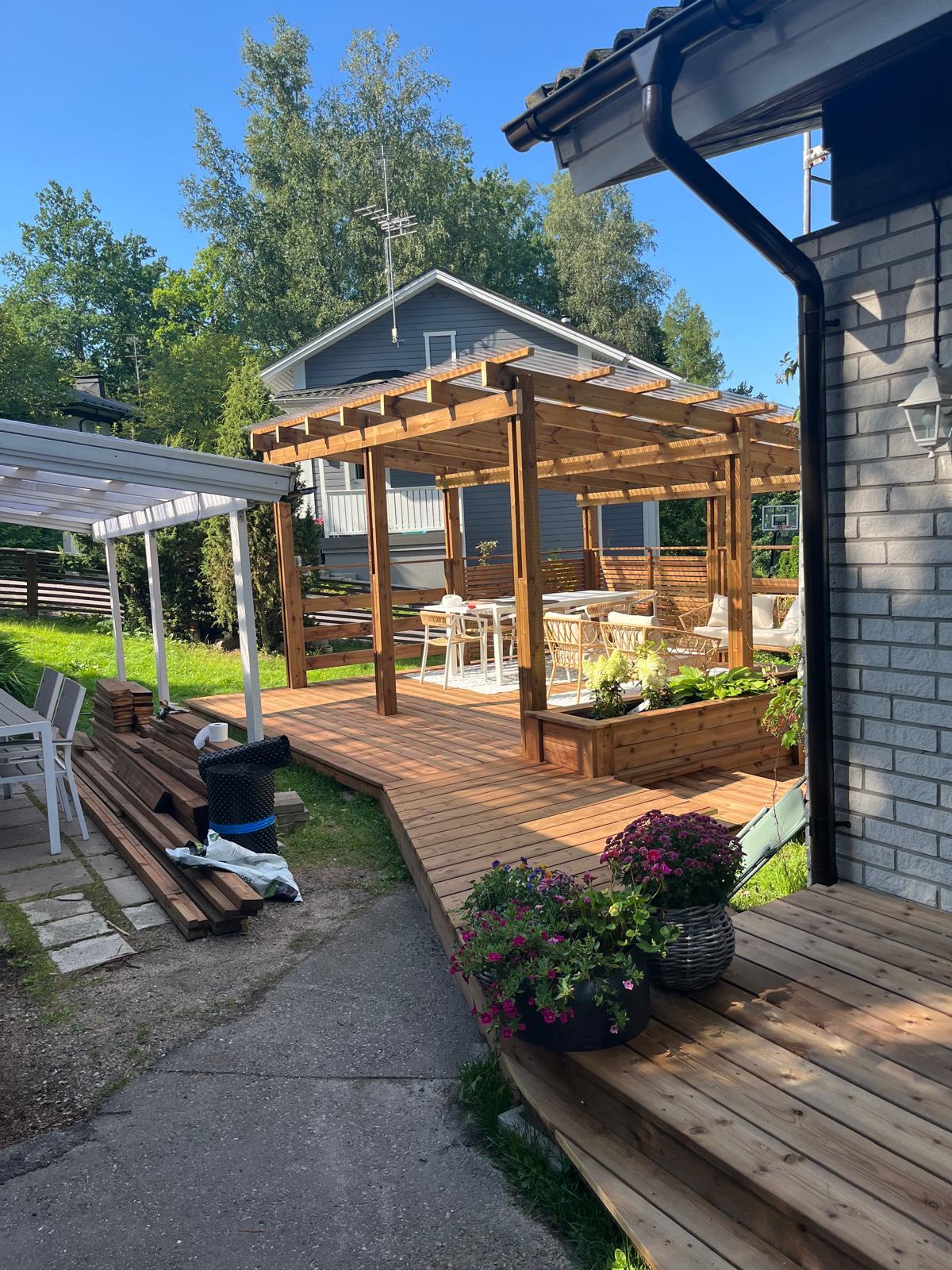 Etsitkö ammattitaitoista terassikatoksen rakentajaa Helsingistä? Helsingin paikalliset palveluntarjoajat varmistavat, että terassikatoksesta saadaan kaunis ja jämäkkä.