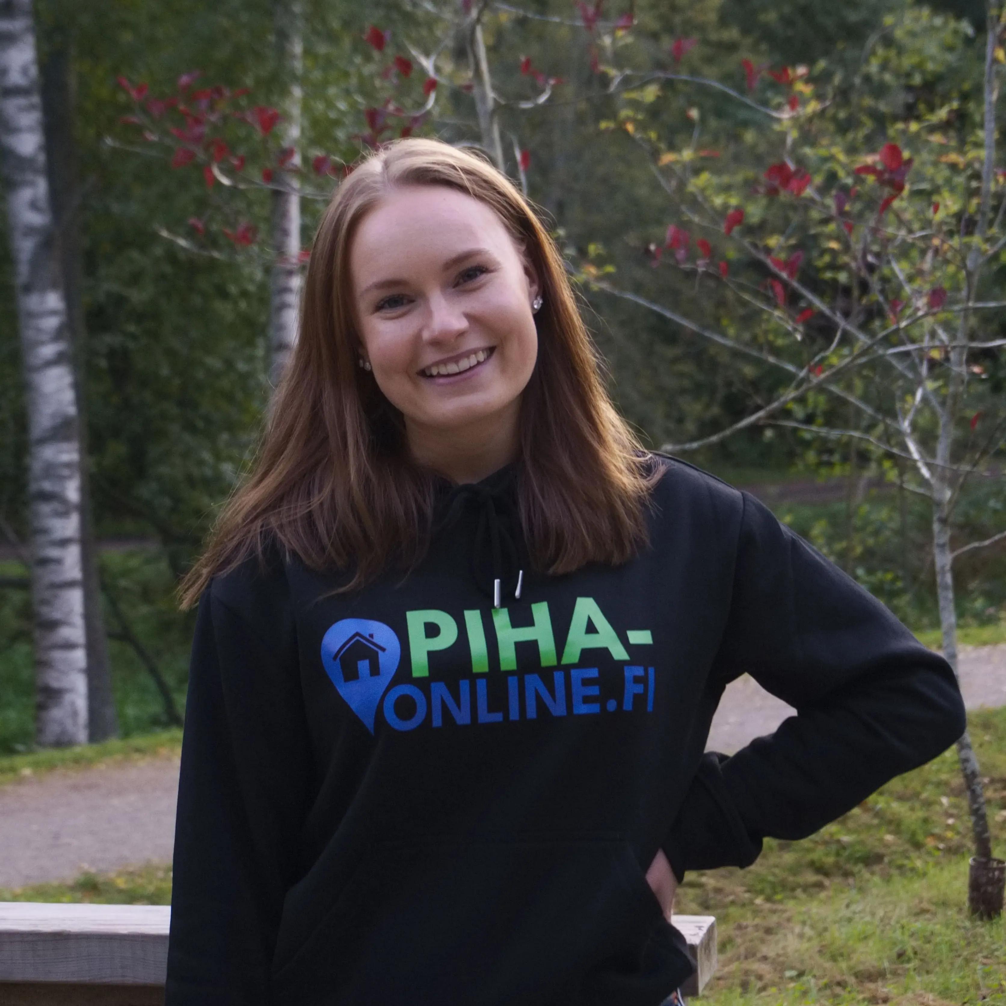 Ella Yli-Hongisto, Piha-Online.fi Kuvassa on Ella Yli-Hongisto. Ella hoitaa Piha-Onlinen nykyisten sekä uusien palveluntarjoajien asiakaspalvelua ja viestintää sekä ylläpitää Piha-Onlinen sosiaalisia medioita.