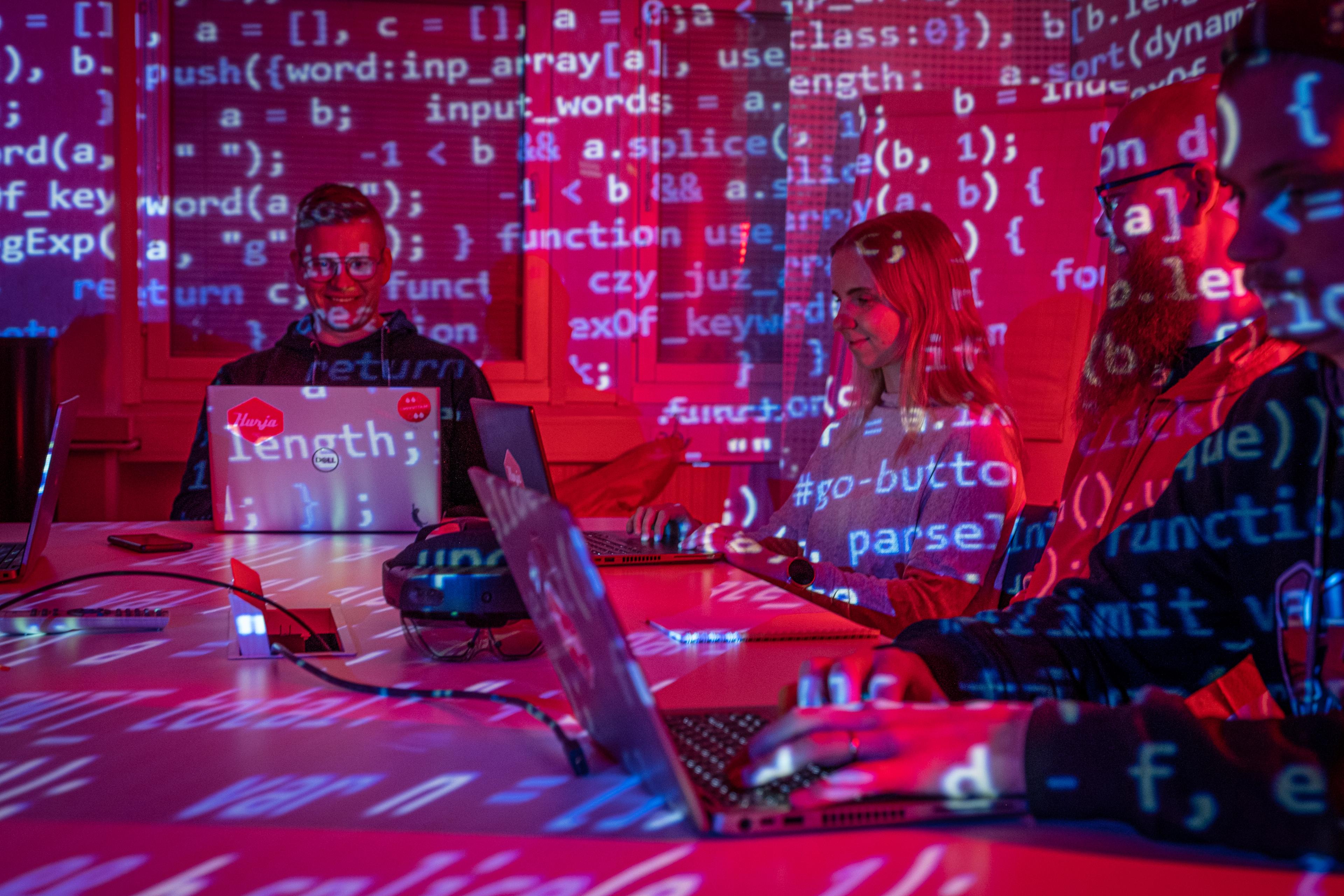 Hurja Solution Oy työtiimi Kuvassa on Piha-Online.fi web-sovelluksen toteuttaneen sovelluskehitysyrityksen Hurja Solution Oy:n työntekijöitä.