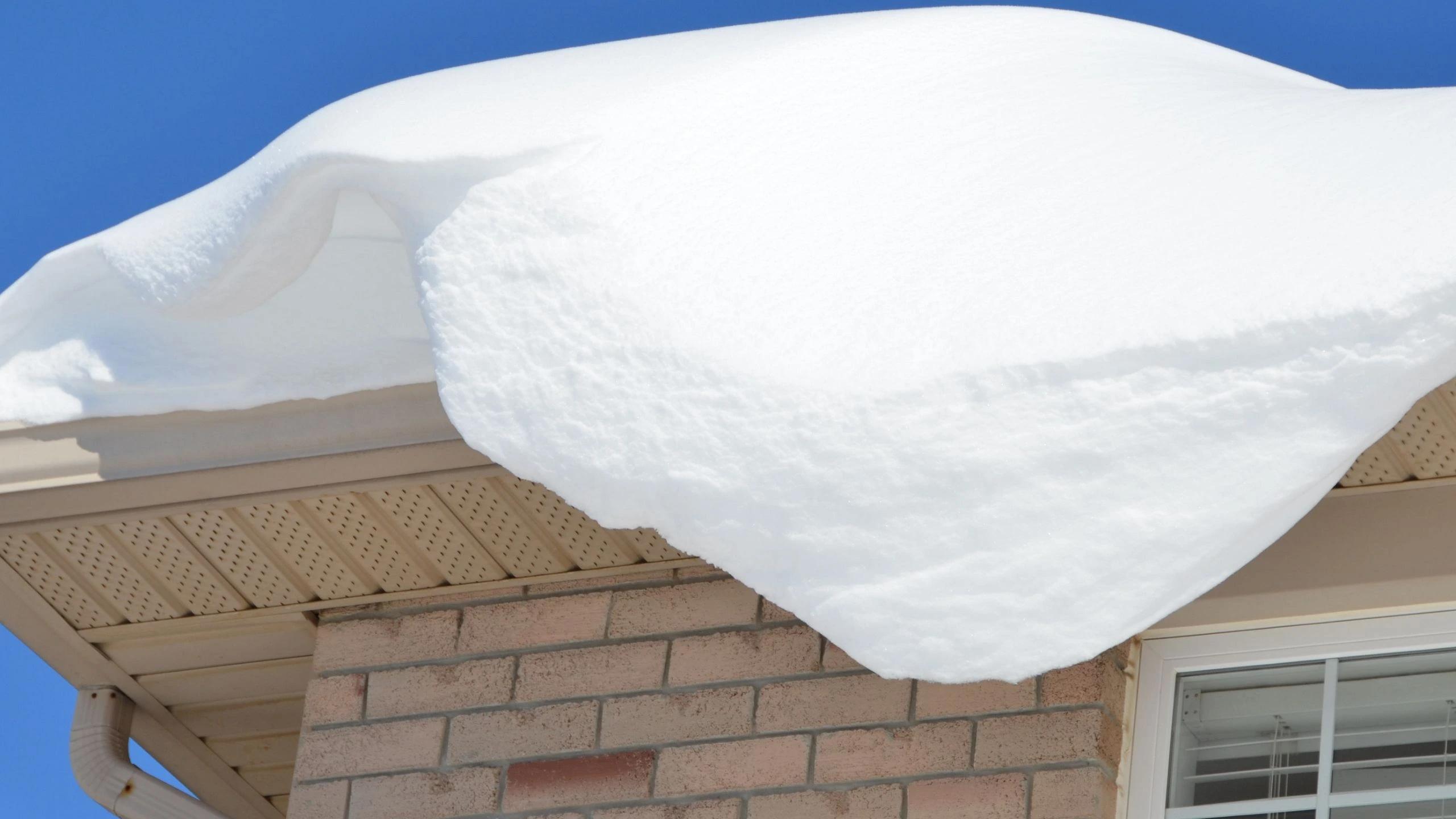 Lumenpudotus Helsinki Kuvassa on katolta lähes putoava lumi. Muista, että lumenpudotus täytyy hoitaa ajoissa. Liikkeelle lähtiessään putoava lumi voi aiheuttaa ison turvallisuusriskin asukkaille.