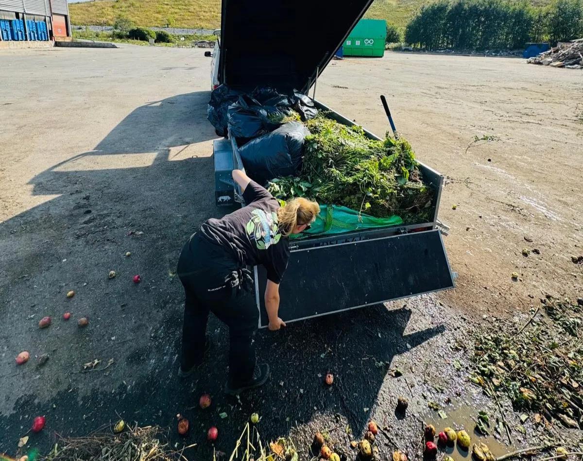 Etsitkö kaatopaikkakuljetusta {{CITY_NAME_ELA}}? Kaatopaikkakuljetuksia tekevät paikalliset yritykset vievät jätteet kierrätykseen isolla peräkärryllä tai kuorma-autolla riippuen jätteen määrästä.